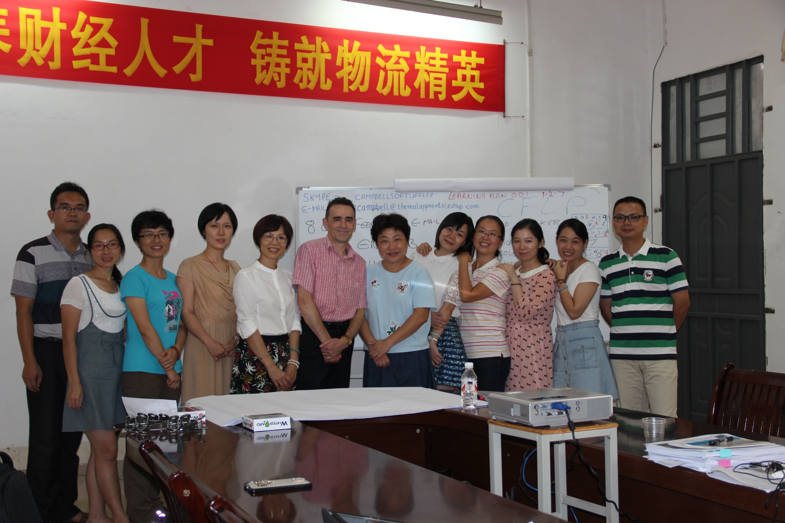 学徒制评估师与培训师合影