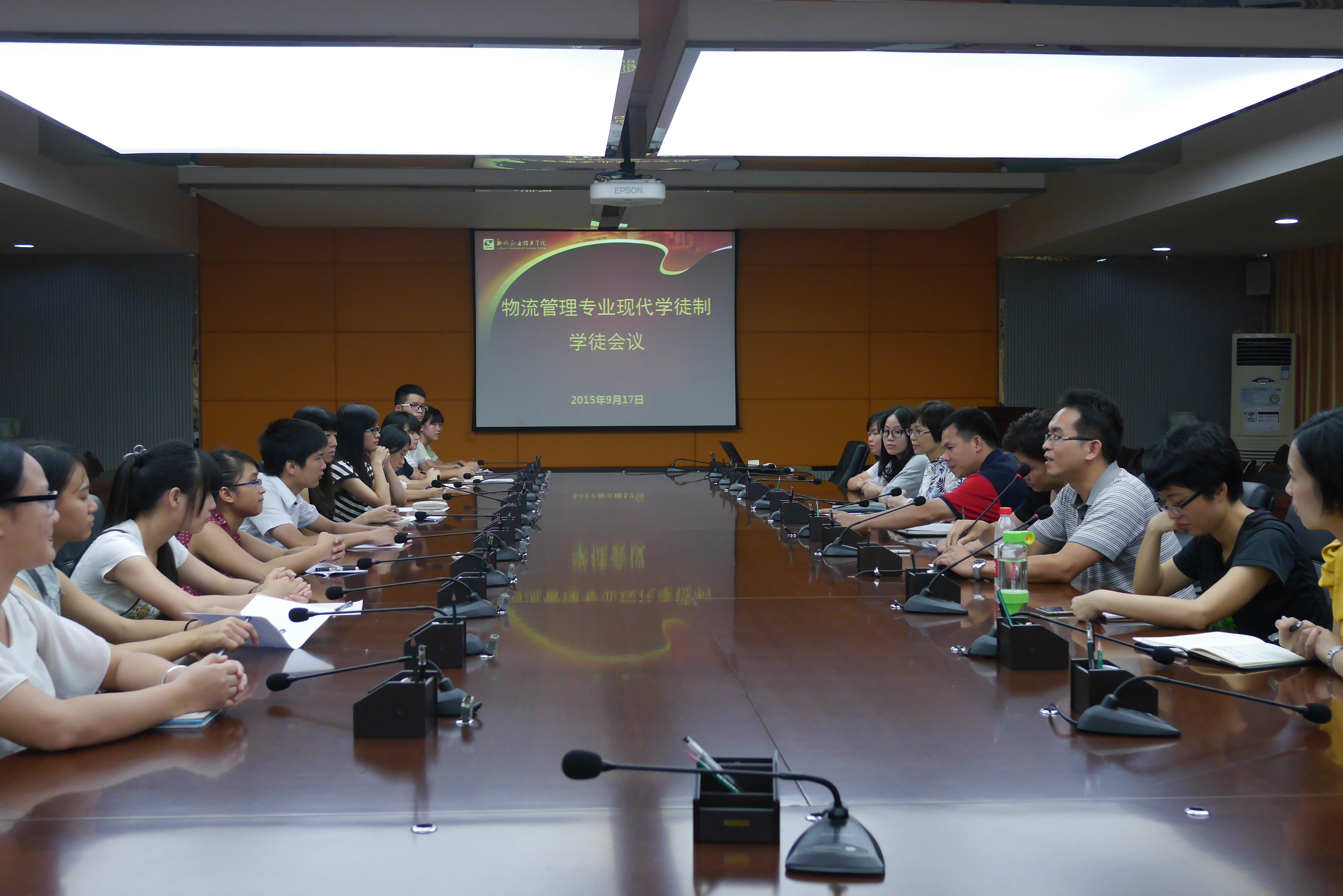 评估师与学徒在交流学习