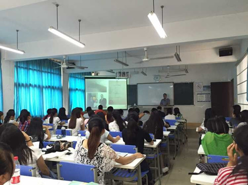 同学们高度重视，都在认真听