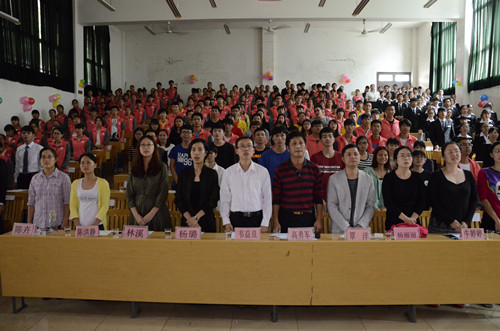 全体起立，奏唱团歌