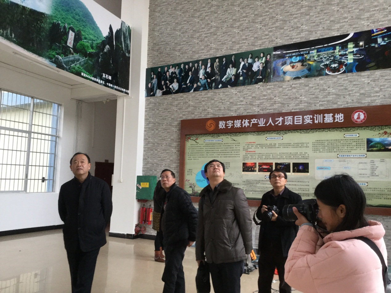 石院长一行参观贺州学院校企合作实训室