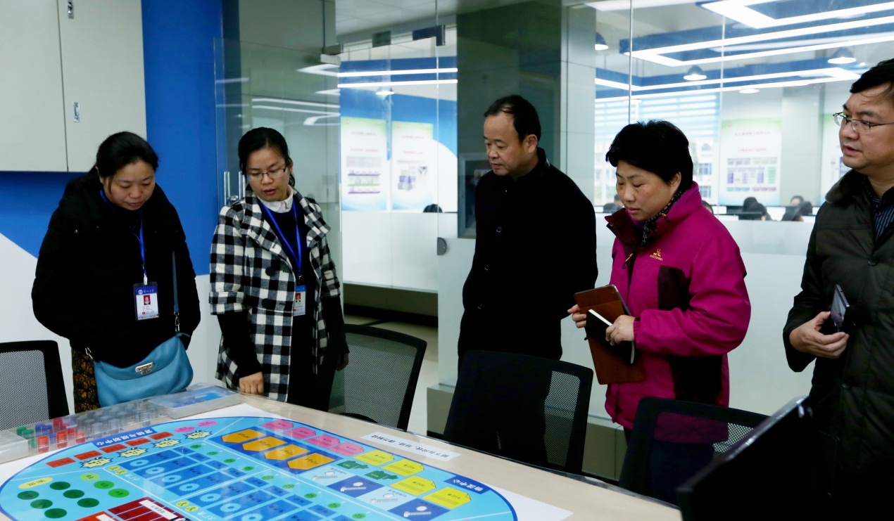 石院长一行参观贺州学院校企合作实训室