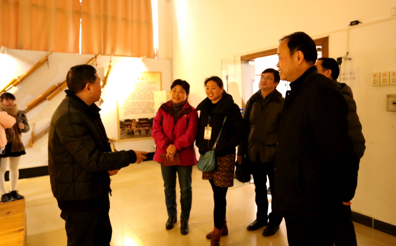 何星存副院长在讲解贺州学院族群文化博物馆