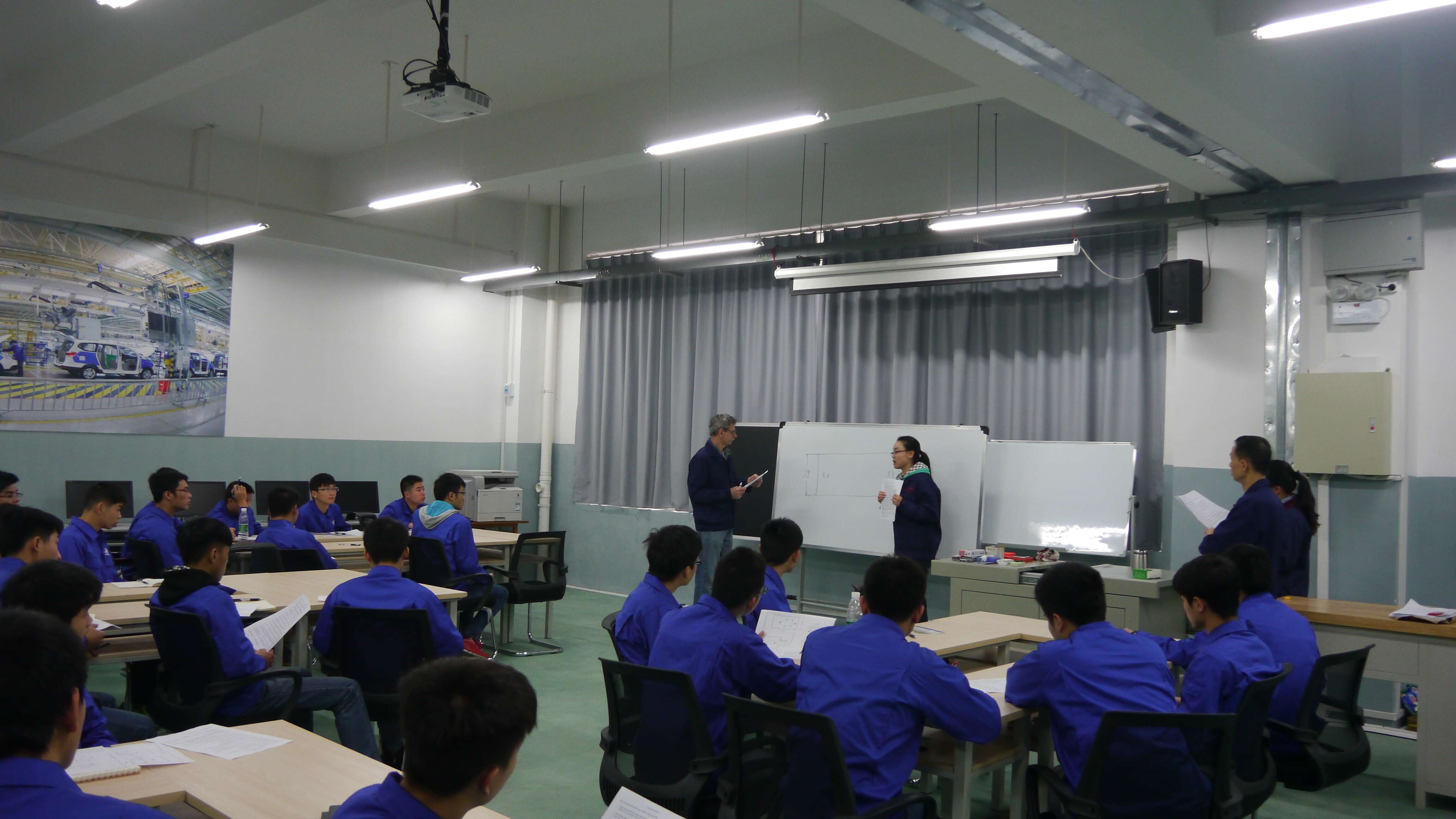 Josef Werner先生在给“双元制”试点班学生讲述理论知识