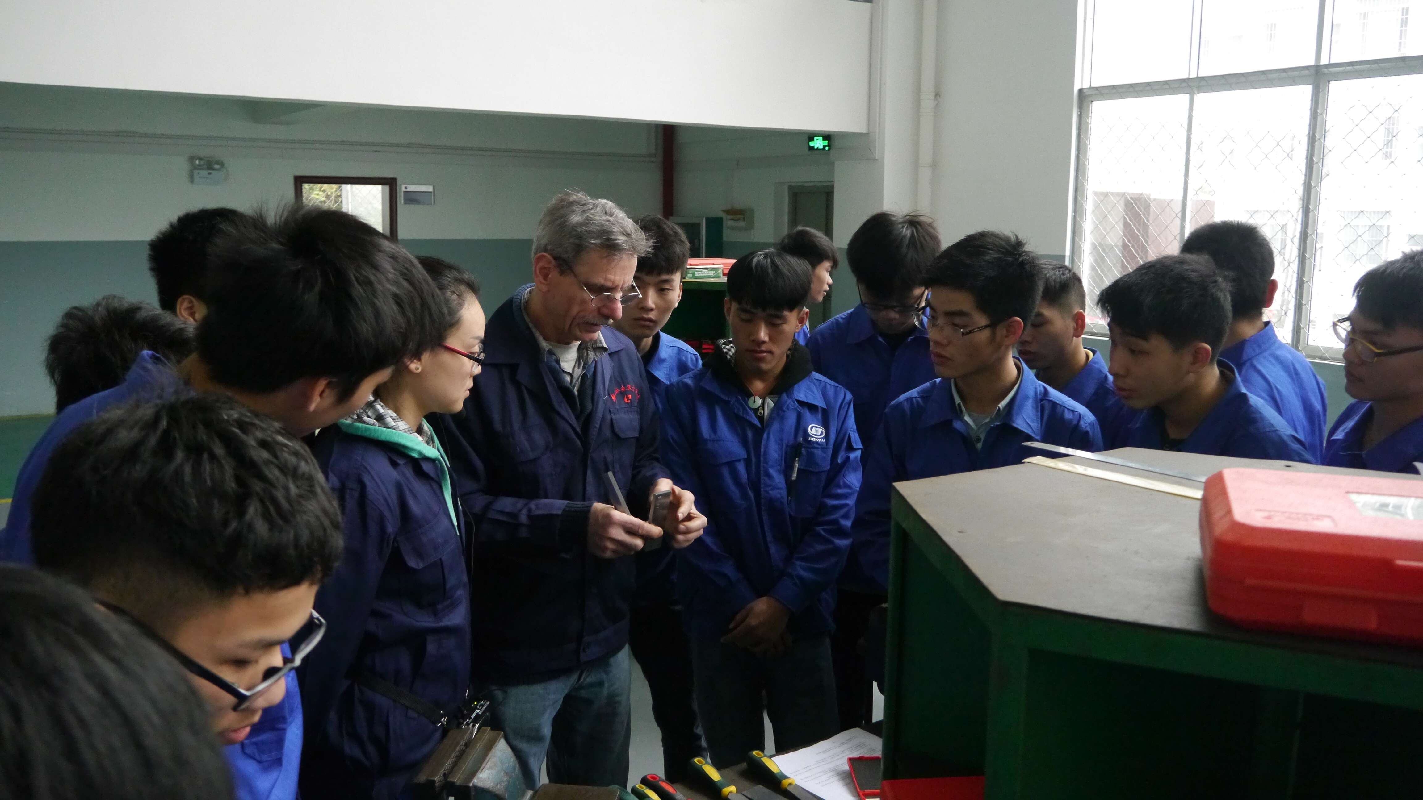 同学们认真观看Josef Werner先生演示操作