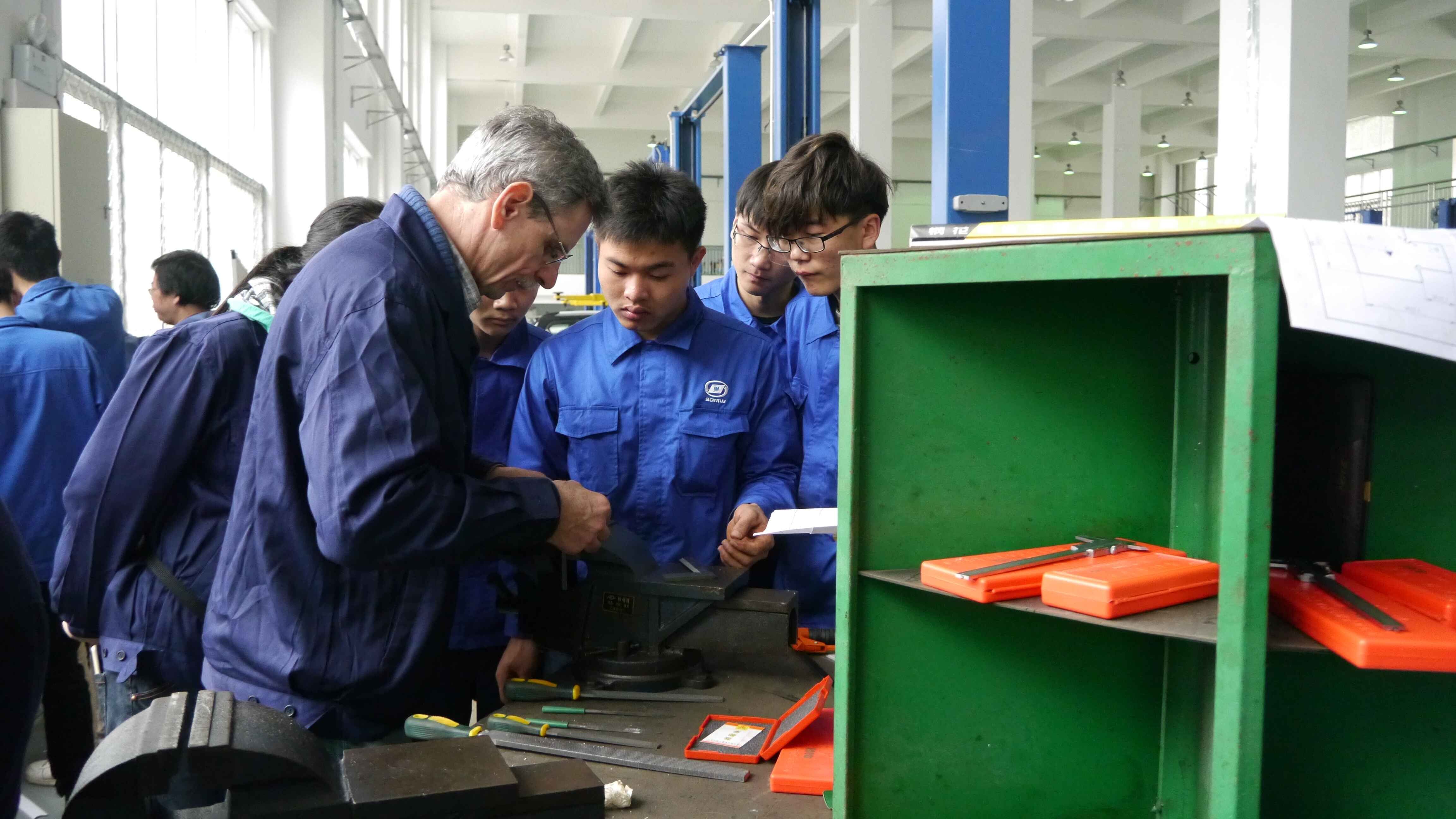 Josef Werner先生在指导学生注意实训操作细节