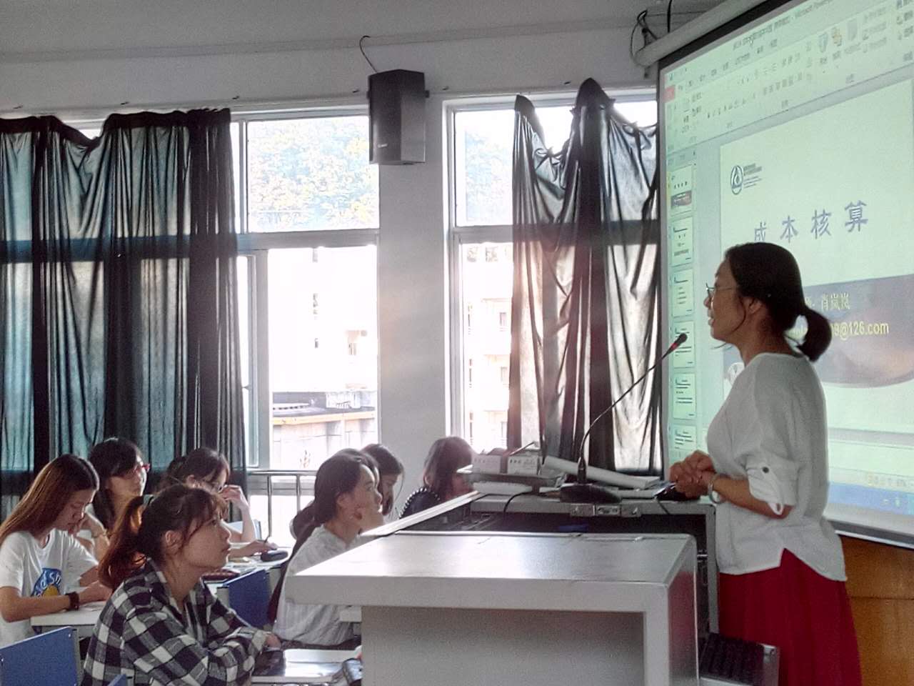 教师认真上课，教学秩序井然