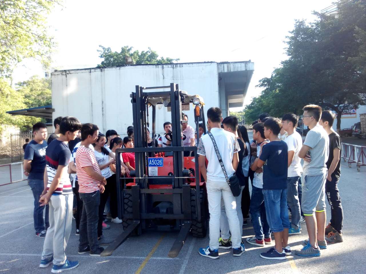 实训课上，同学们认真观摩叉车操作示范！