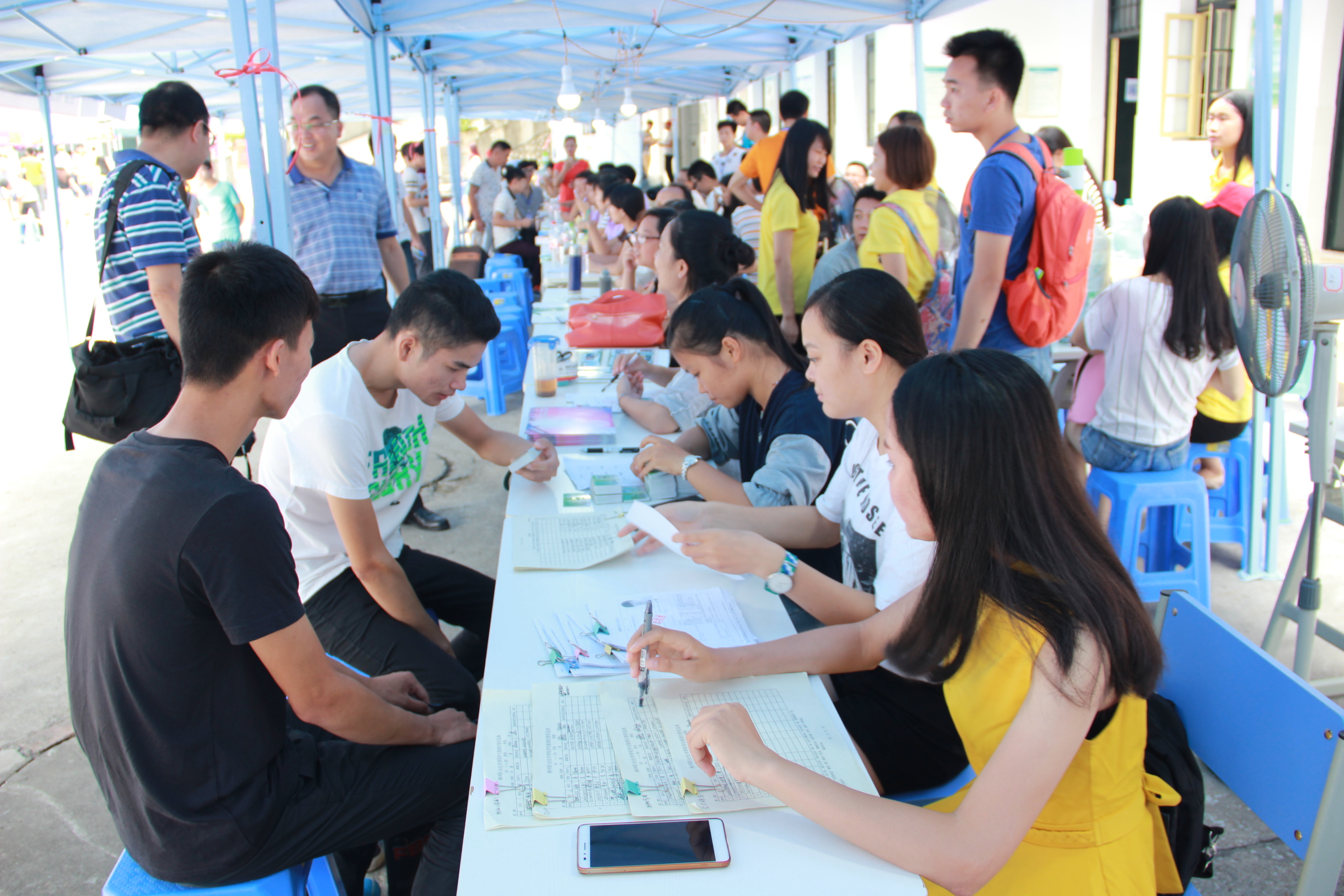 该院党总支书记在迎新现场指导工作