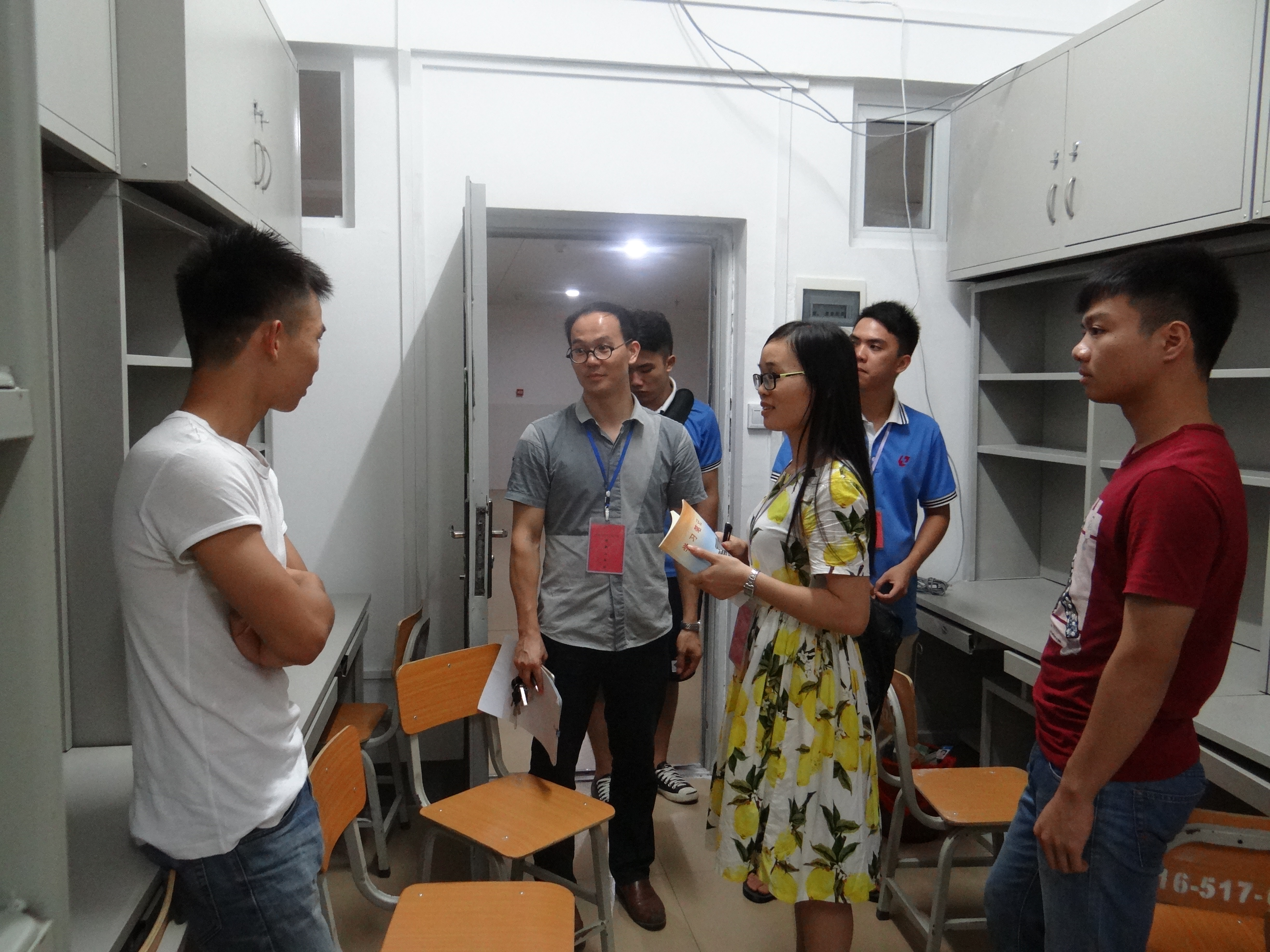 机电学院韦伟科长及新生辅导员到各新生宿舍走访聊天。