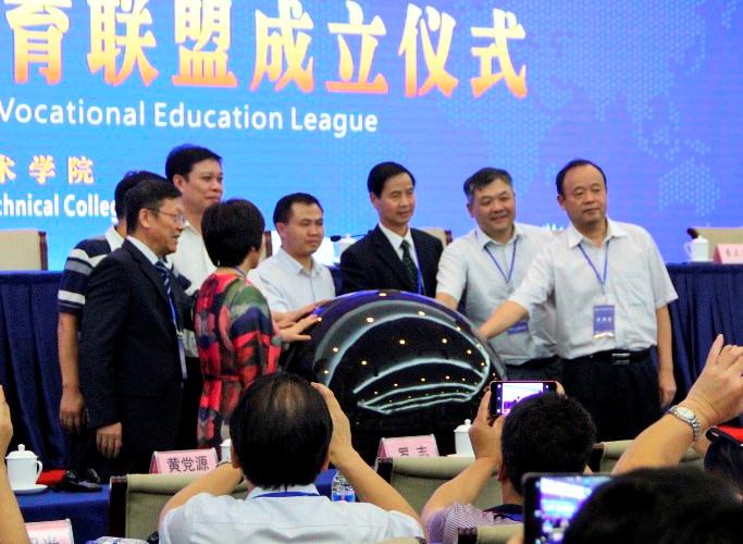 石令明校长出席中国-东盟边境职业教育联盟成立仪式