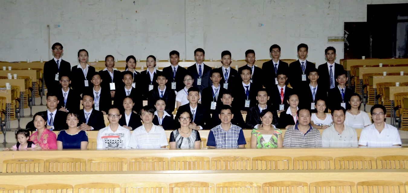  社团干部与领导、嘉宾合影留念