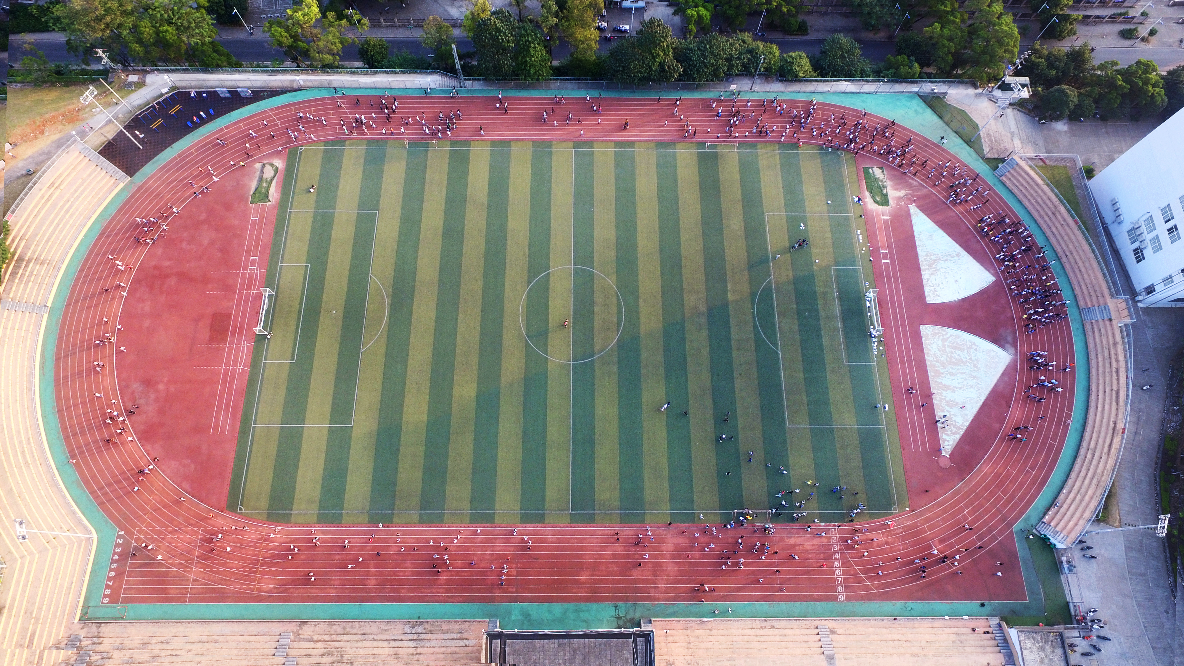 同学们在进行晨跑