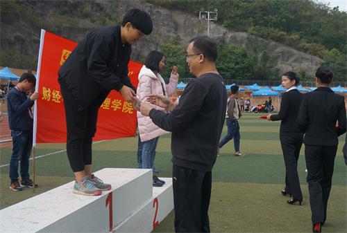 韦书记为获奖运动员颁奖