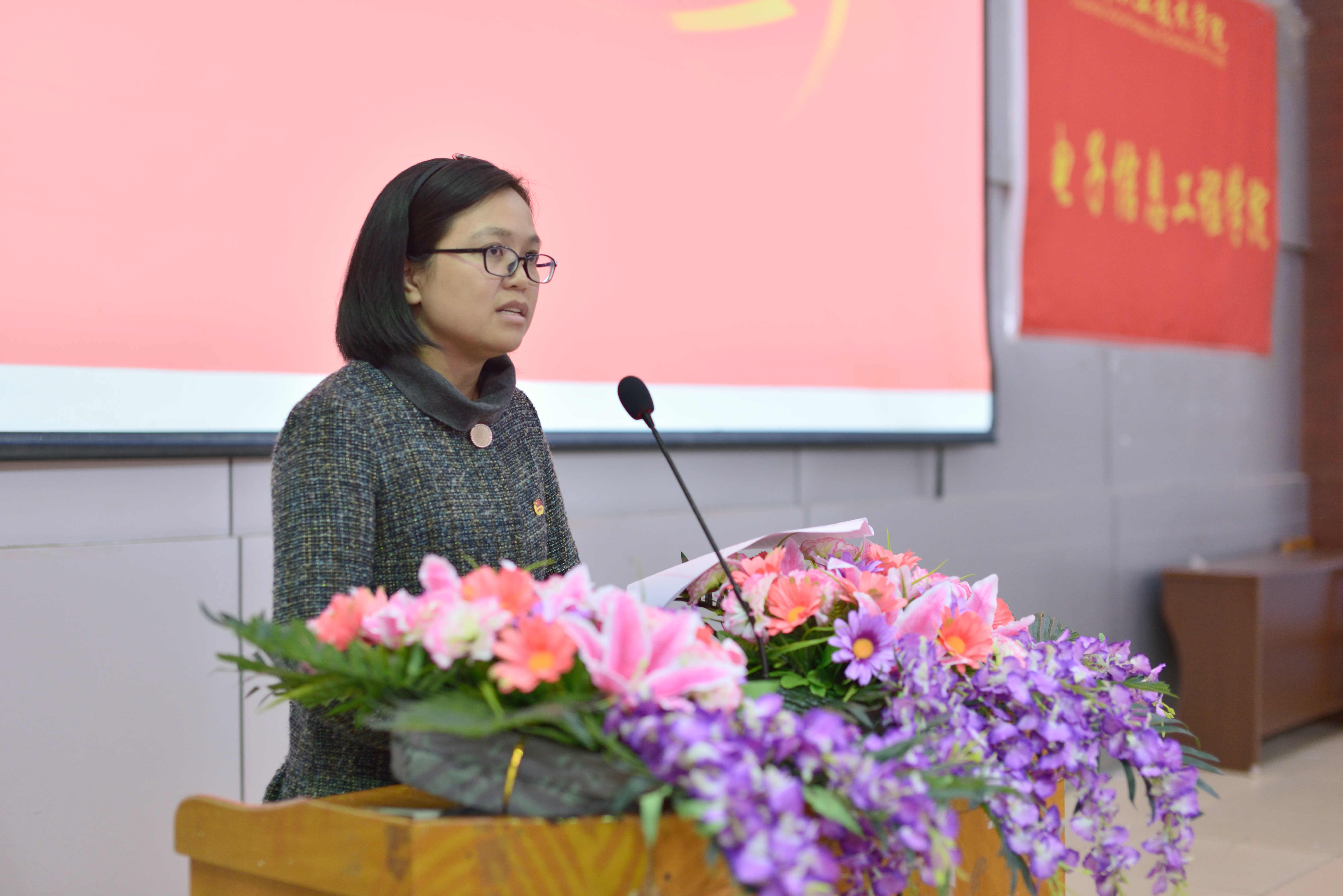 校团委组织科周虹科长致辞