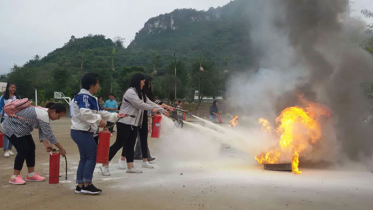 学生实地灭火