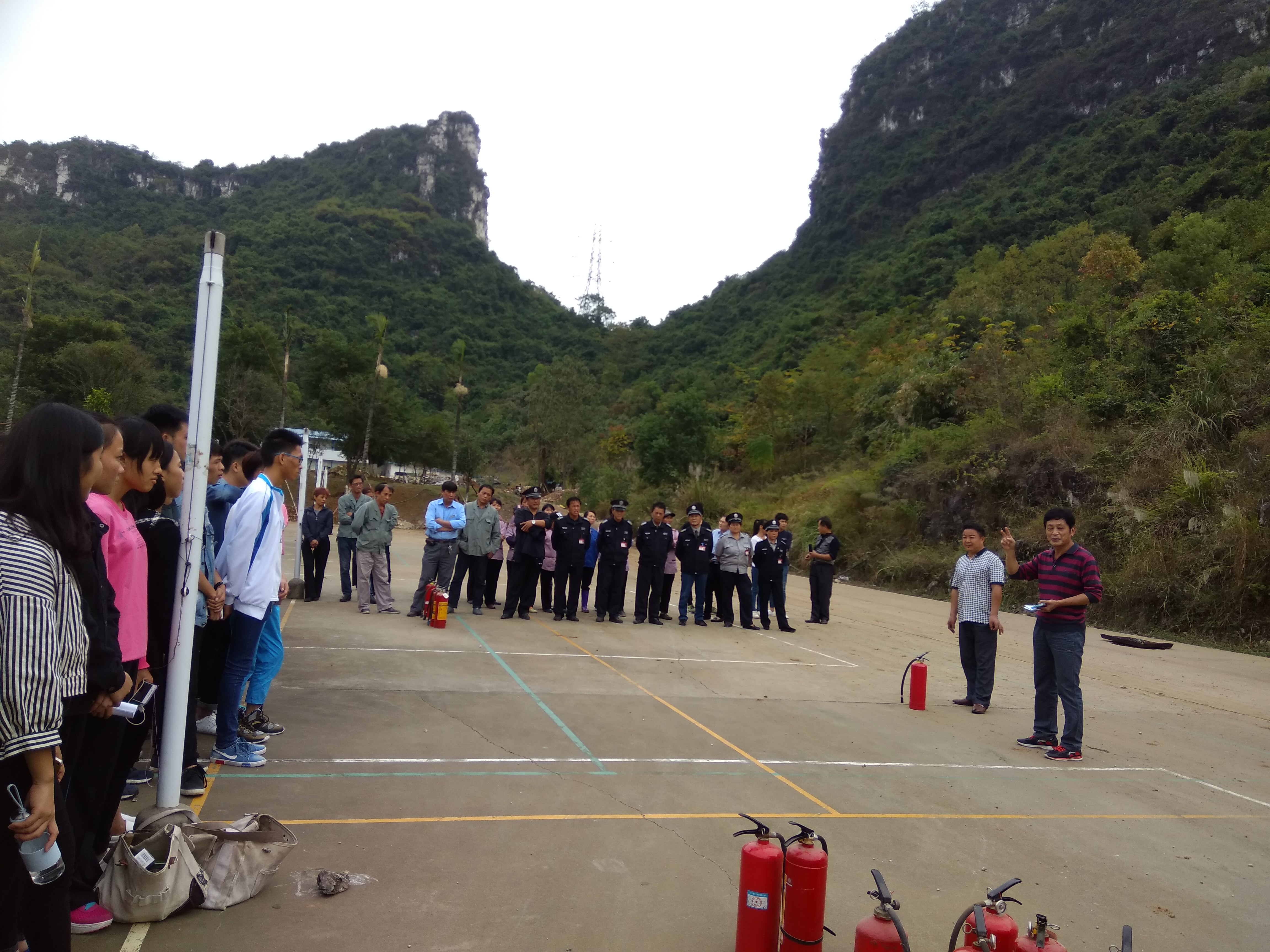 高处长做消防安全知识培训和灭火器使用培训