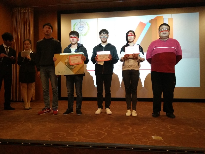 邓奕军老师（右）黄永鹏学长（左）与第一、二、三名获得者合影