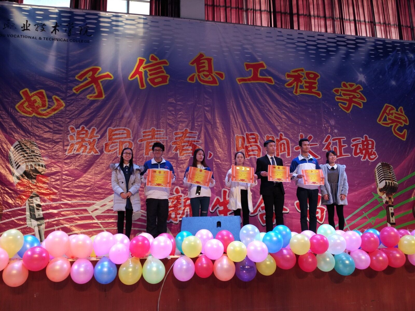 领导、老师为获奖班级颁奖