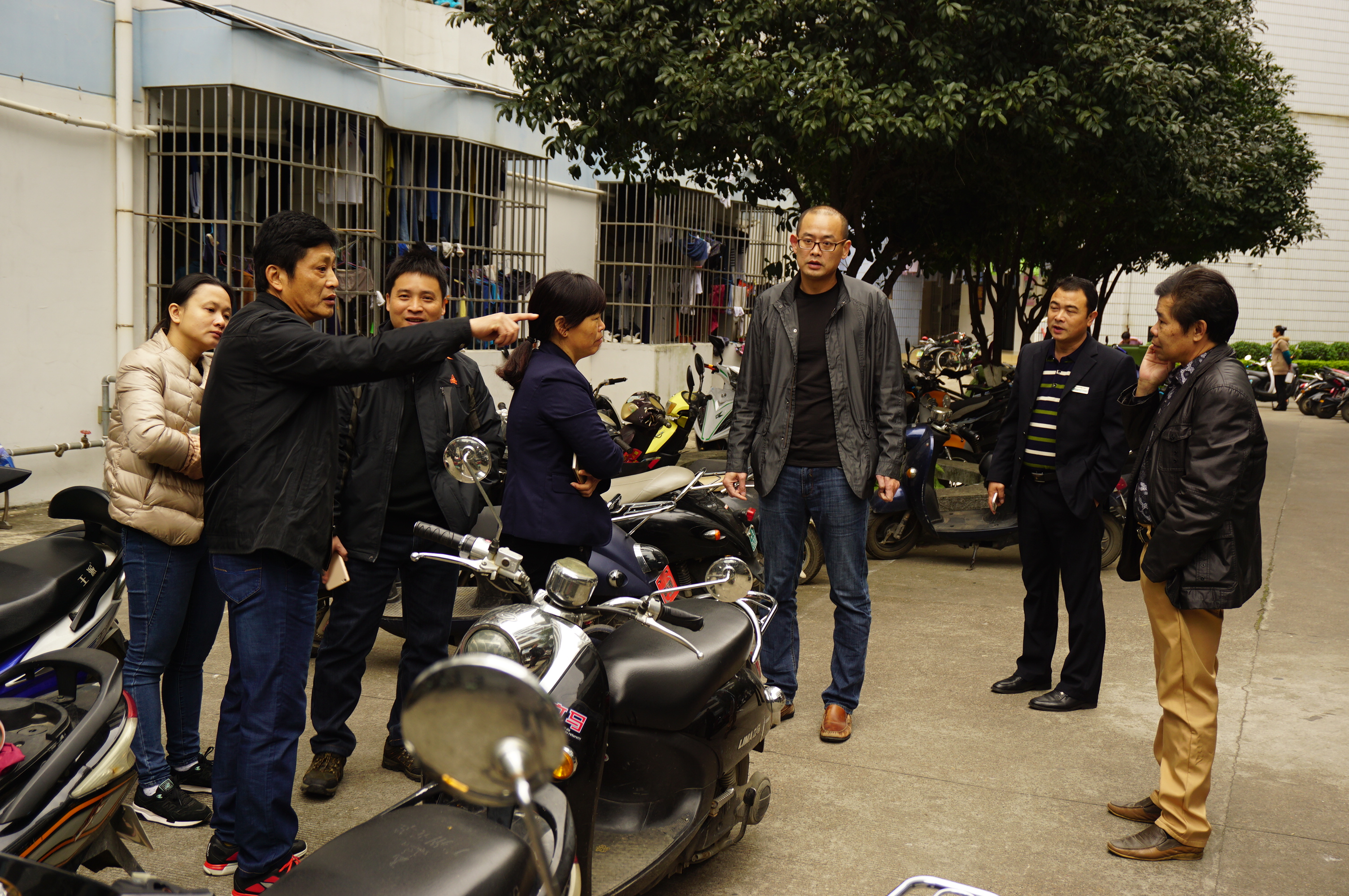 检查学生充电用电安全