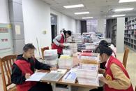环境与食品工程学院青年志愿者服务分队开展“书香奉暖”志愿服务活动