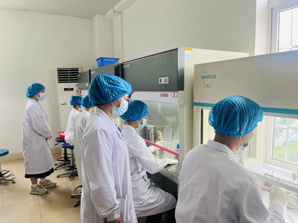 学生在党员教师指导下开展检测实验