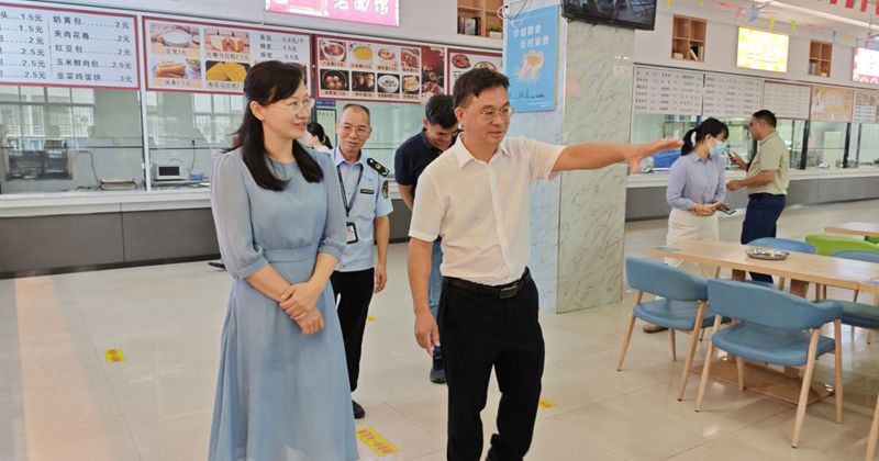 落实食品安全责任，筑牢校园健康防线——鱼峰区领导莅临我校开展秋季开学专项检查