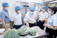 校长甘金明率队开展学校食品安全检查工作