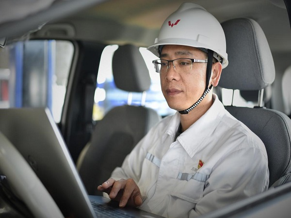 校友陈显鑫工作照