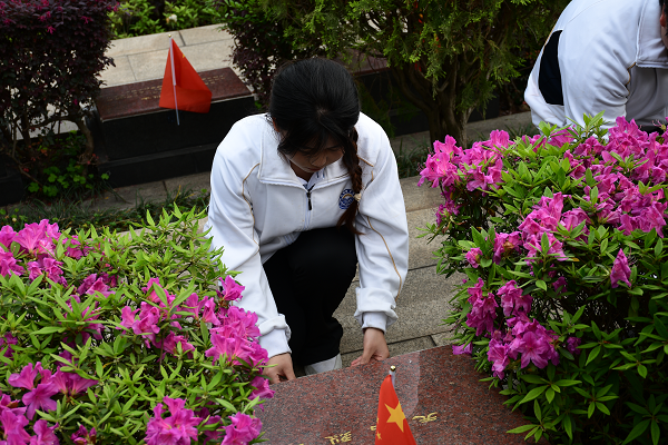 学生为无名烈碑进行擦拭