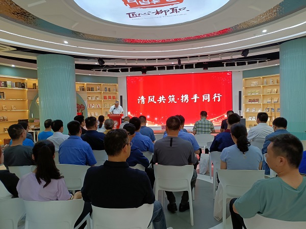 机电工程学院党总支书记吴坤致开幕词