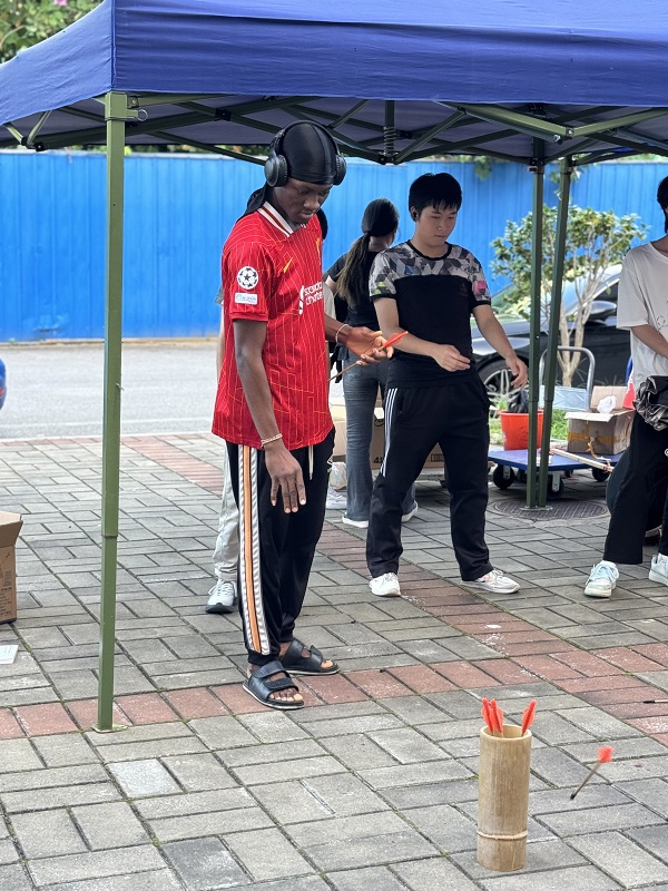 外国友人参与投壶游戏