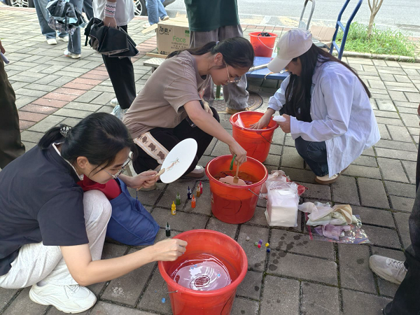 同学们积极参与漆扇制作