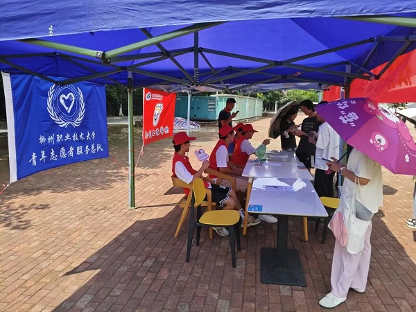 同学们积极参与现场答题