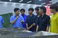 留学生深入螺蛳粉包装生产线学习