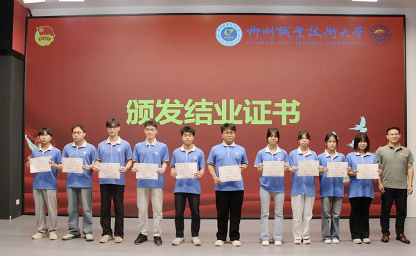 韦伟为学员代表颁发结业证书