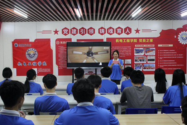 贺婷同学进行宣讲