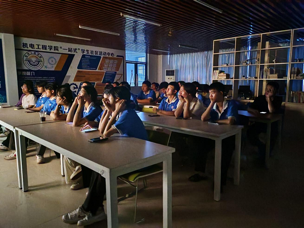 同学们认真观影