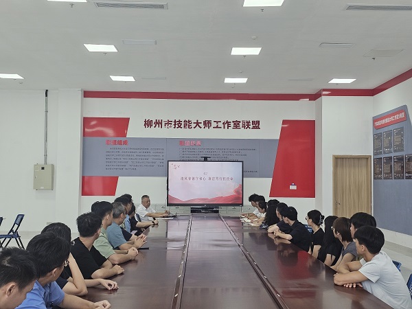 学院党总支书记吴坤上党课