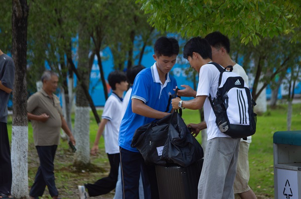 志愿者帮助新生运送行李