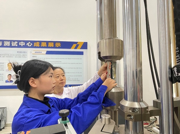 温俊霞博士指导陈瑞曦进行实验