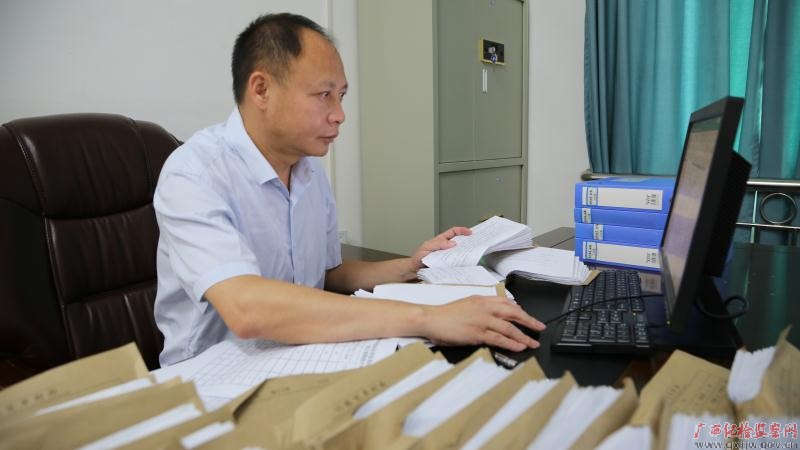 初心不改　本色不褪——记广西勤廉榜样、河池市纪委副书记、监委副主任黄振林