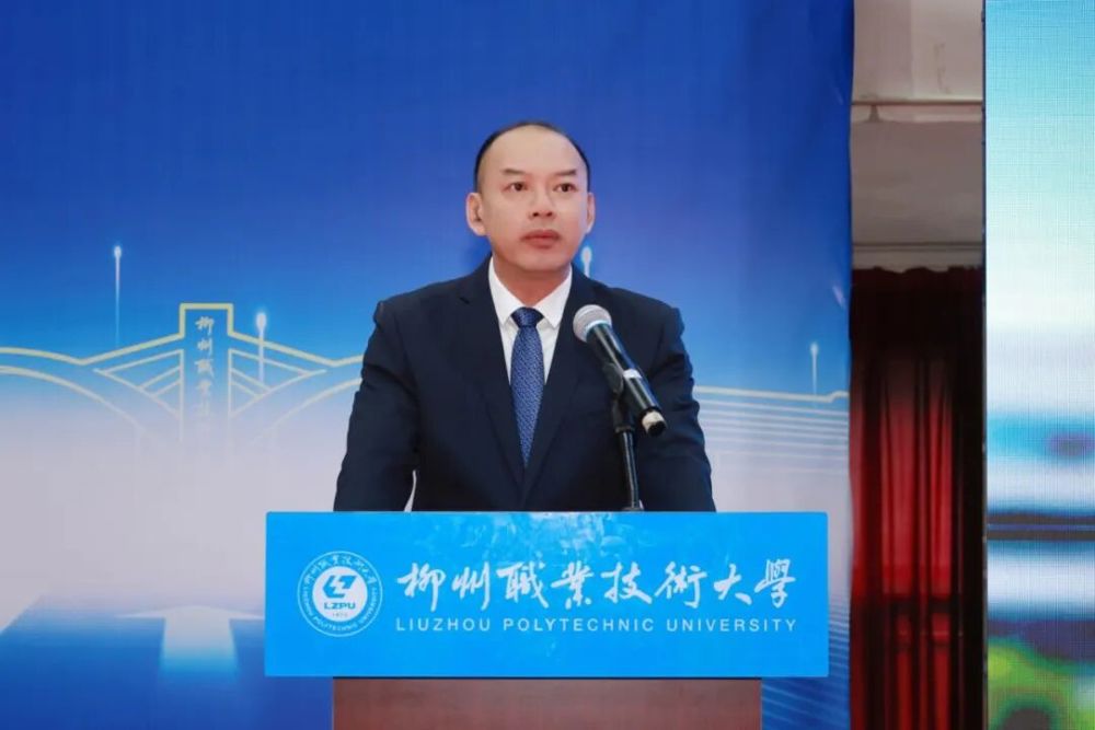 校党委副书记、校长甘金明作报告