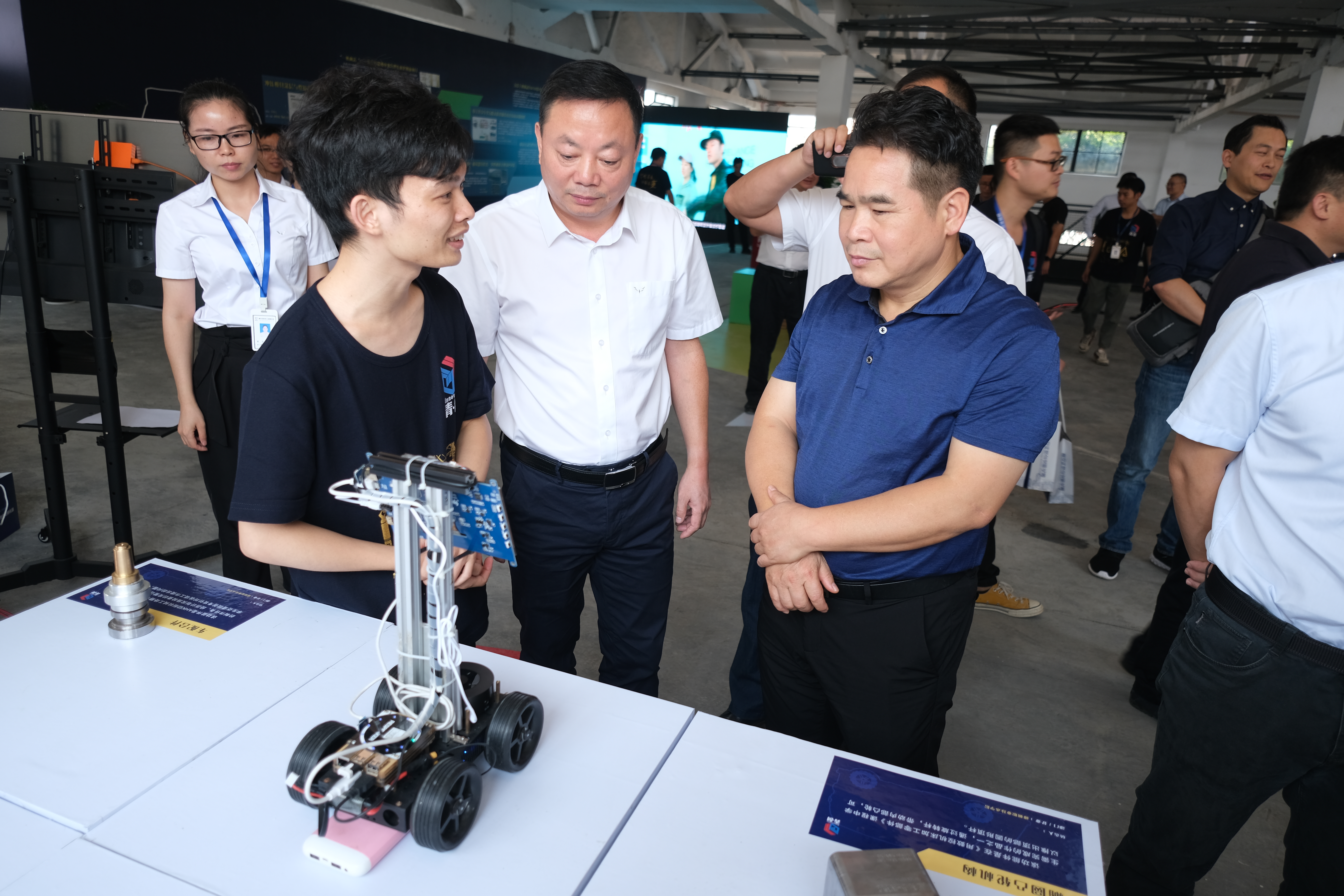 柳州市“两创”办主任何焕全、广西汽车集团党委副书记汪旭