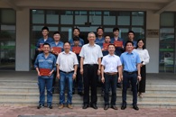 校领导到企业为毕业生颁发毕业证 