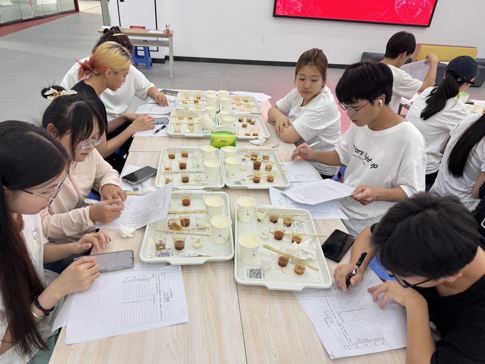 学生正在对三款预包装柳州螺蛳粉进行评分