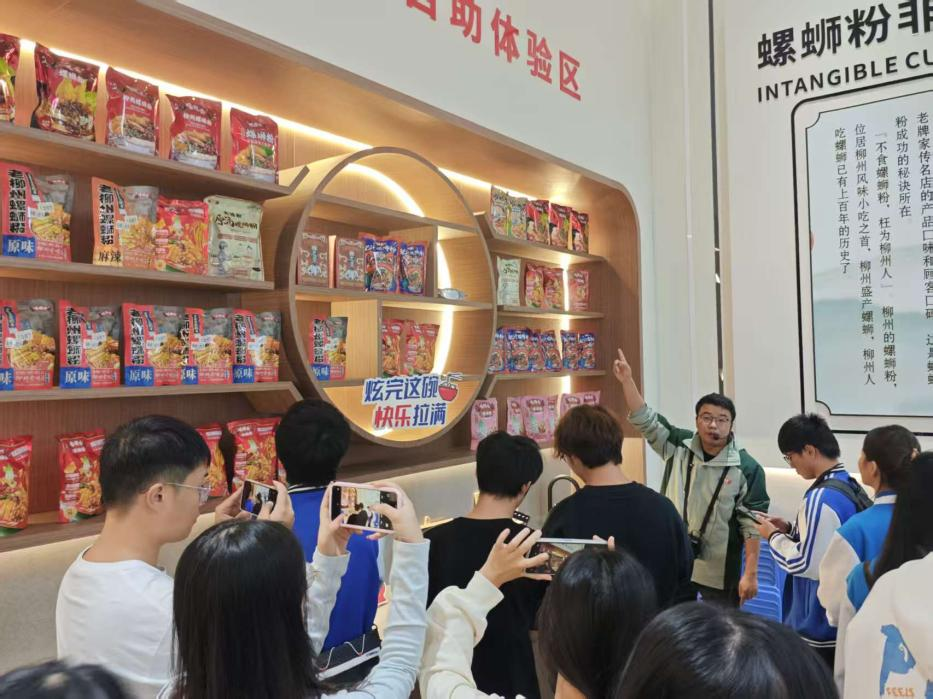 官塘校区学生走进广西沪桂食品集团有限公司