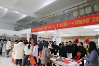 我校举办“书写赠送春联”活动