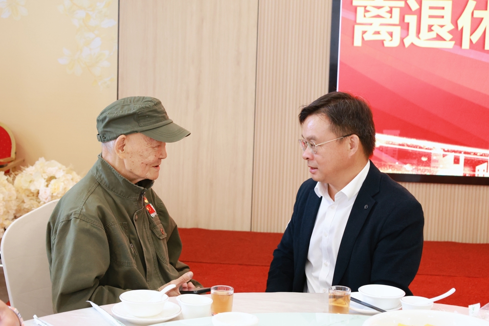 冉福松与退休教职工交谈