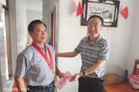 学校党委开展“七一”慰问党员活动